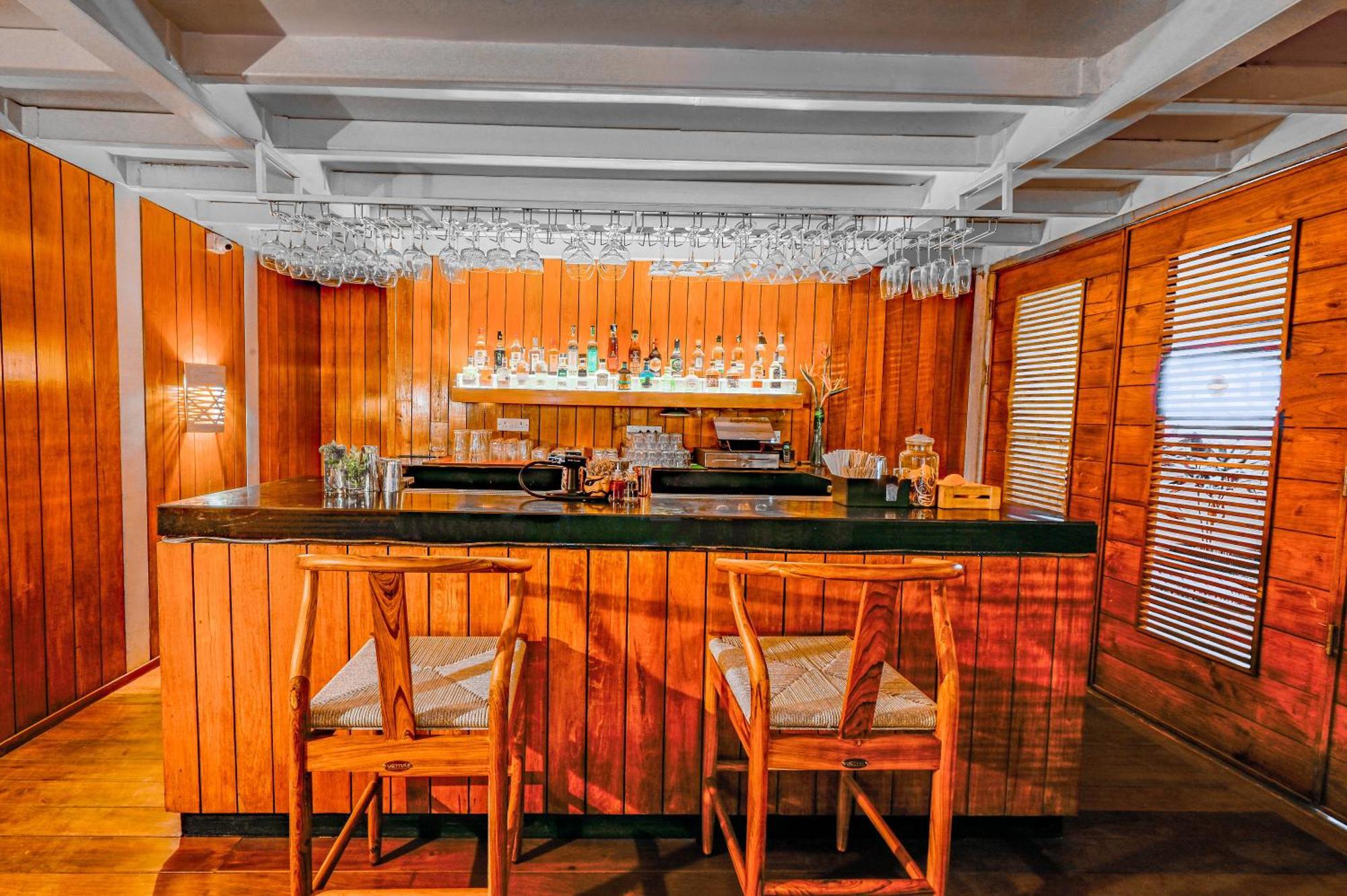 The Park Bangalore, Mg Road Екстериор снимка The bar at the 1960s-style lounge