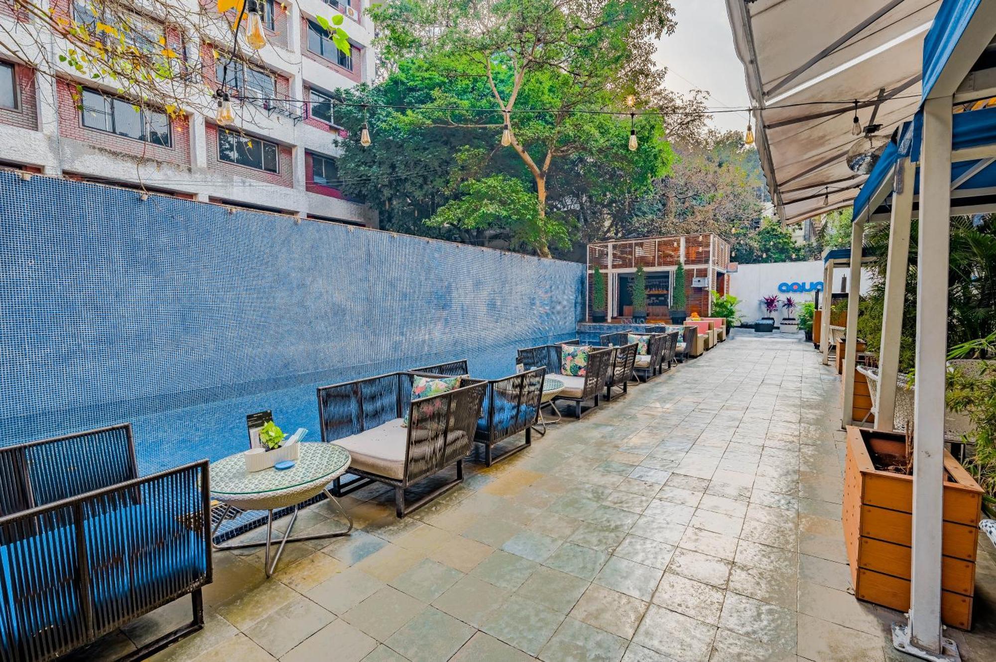 The Park Bangalore, Mg Road Екстериор снимка The outdoor seating area of the restaurant