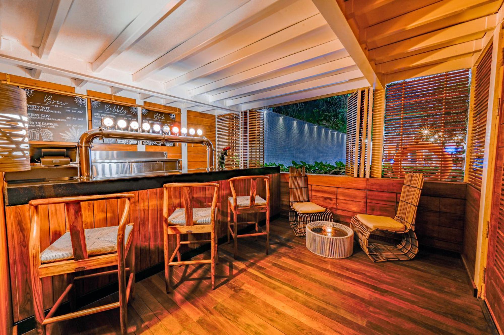 The Park Bangalore, Mg Road Екстериор снимка The bar at the 101 bar
