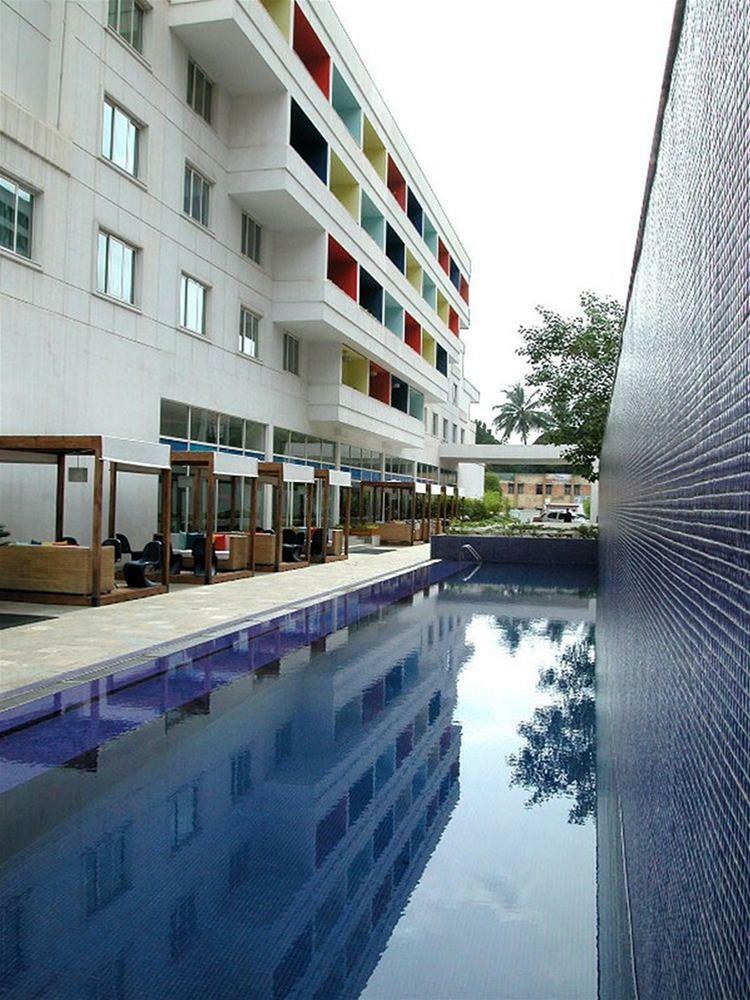 The Park Bangalore, Mg Road Екстериор снимка The hotel's pool